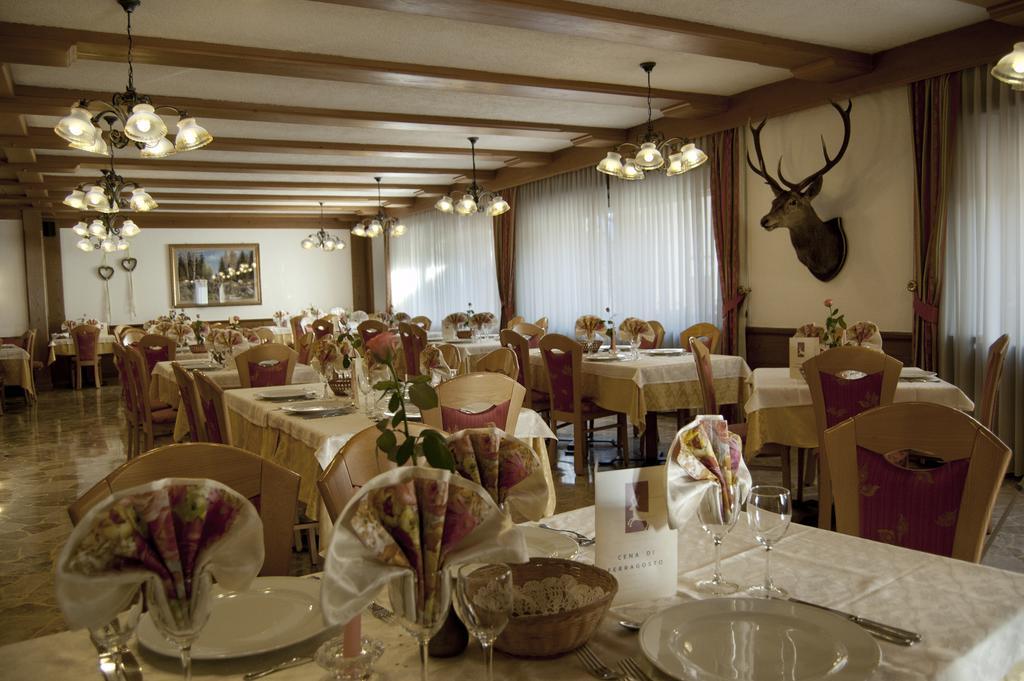 Hotel Al Cervo Tesero Buitenkant foto